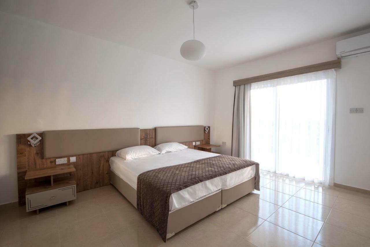 Deniz Airport Suites Nicosia Ngoại thất bức ảnh