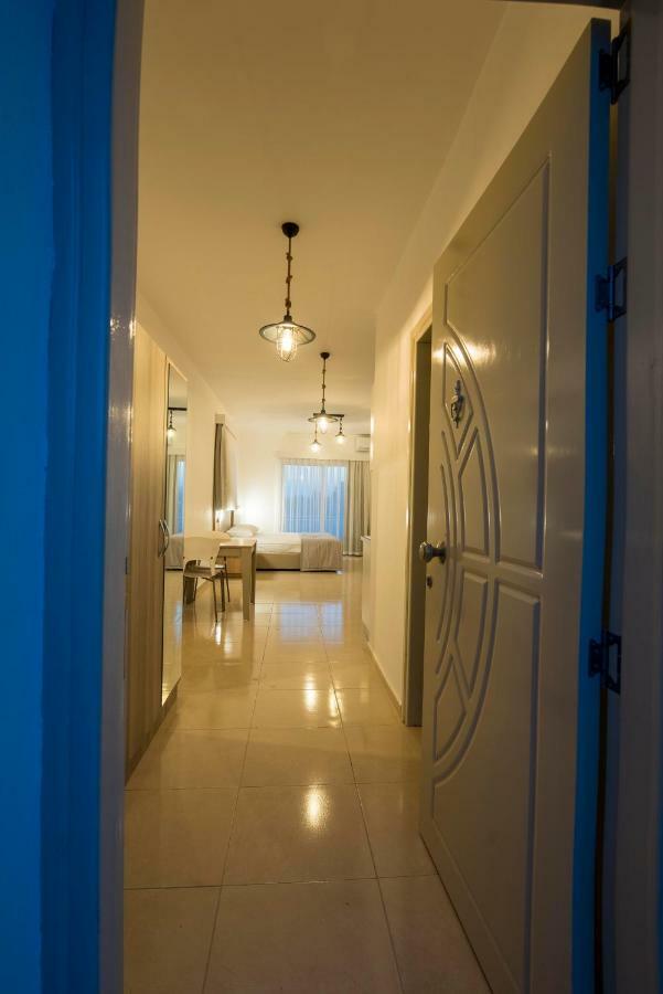 Deniz Airport Suites Nicosia Ngoại thất bức ảnh