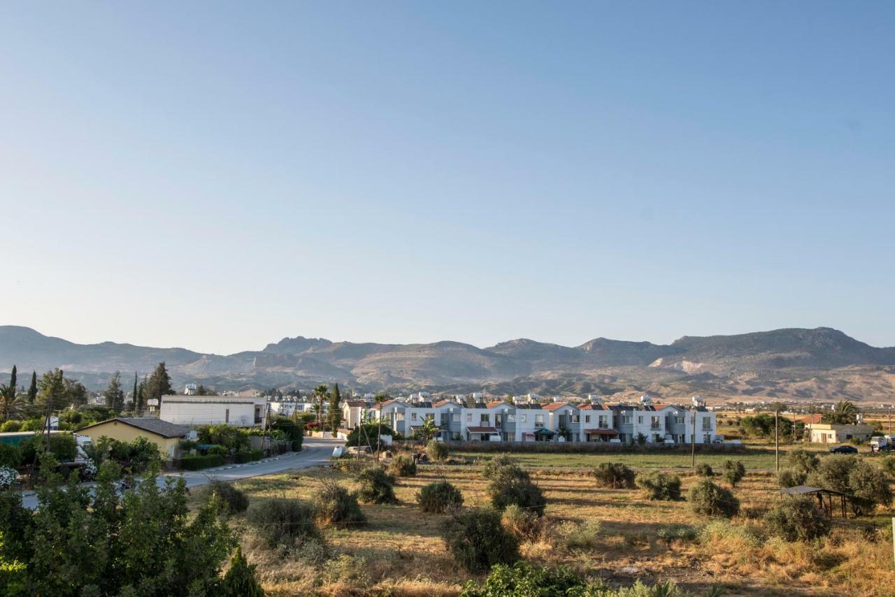 Deniz Airport Suites Nicosia Ngoại thất bức ảnh
