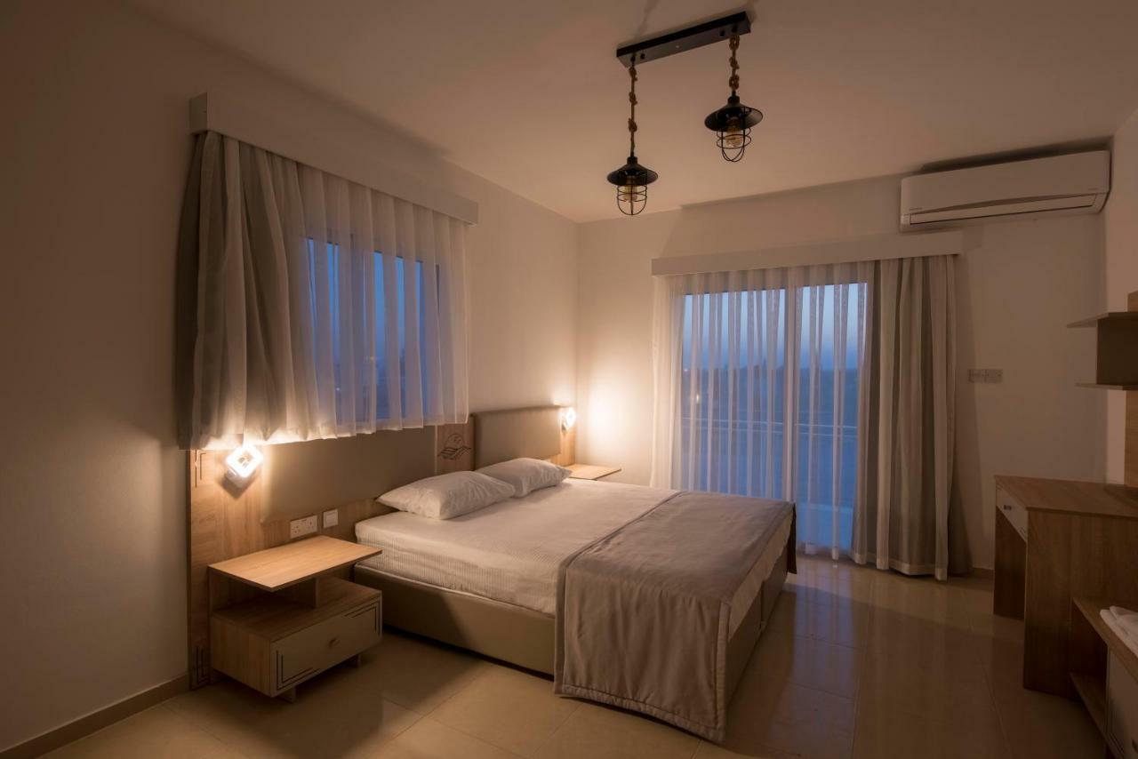 Deniz Airport Suites Nicosia Ngoại thất bức ảnh