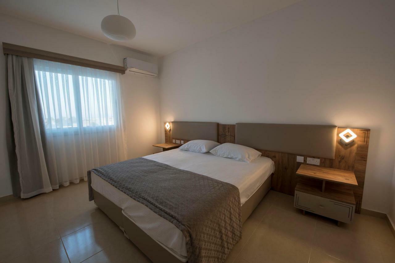 Deniz Airport Suites Nicosia Ngoại thất bức ảnh