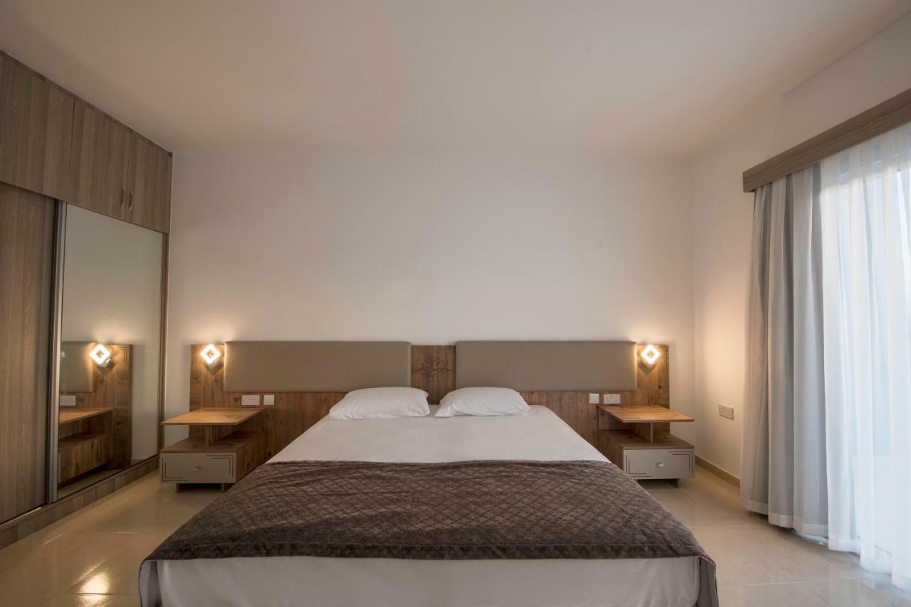Deniz Airport Suites Nicosia Ngoại thất bức ảnh