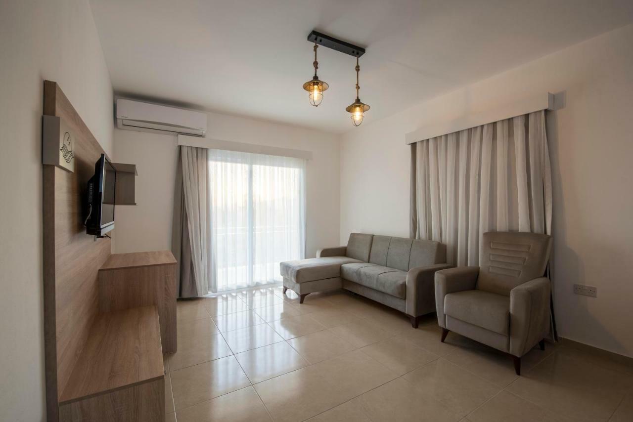 Deniz Airport Suites Nicosia Ngoại thất bức ảnh