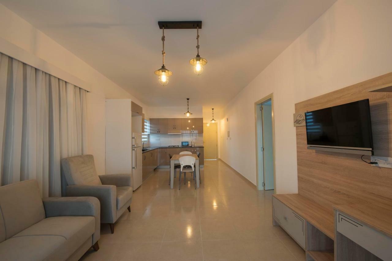 Deniz Airport Suites Nicosia Ngoại thất bức ảnh