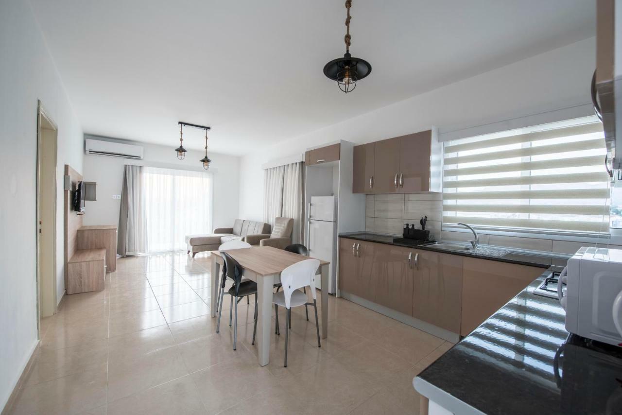 Deniz Airport Suites Nicosia Ngoại thất bức ảnh