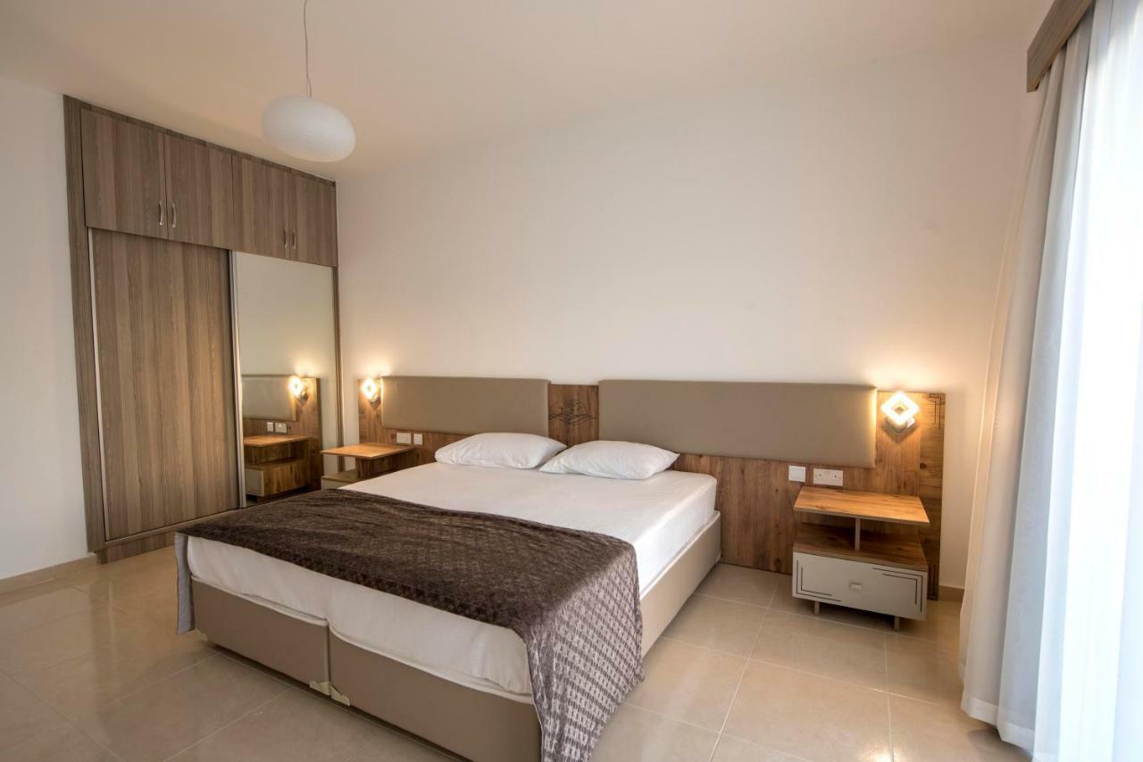 Deniz Airport Suites Nicosia Ngoại thất bức ảnh