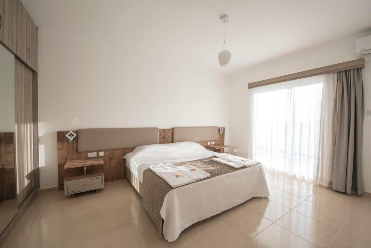 Deniz Airport Suites Nicosia Ngoại thất bức ảnh