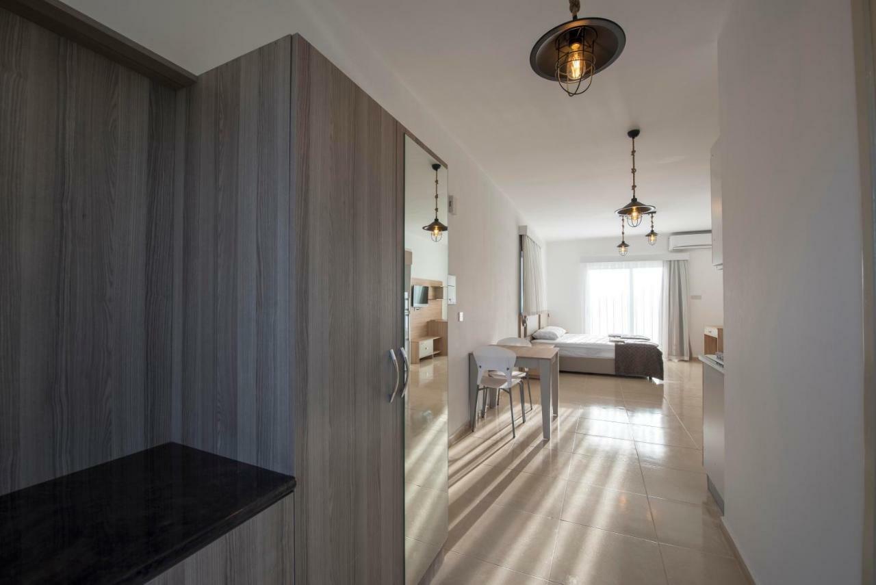 Deniz Airport Suites Nicosia Ngoại thất bức ảnh