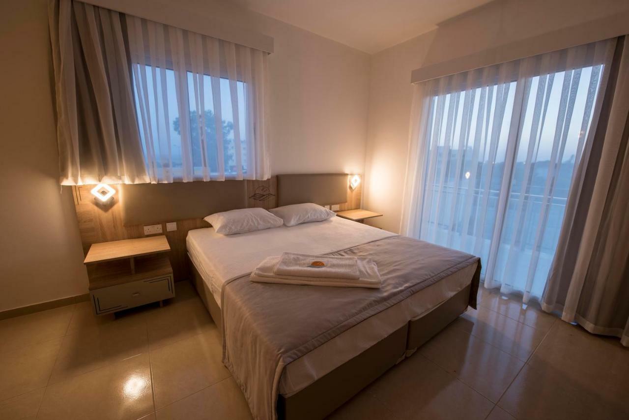 Deniz Airport Suites Nicosia Ngoại thất bức ảnh