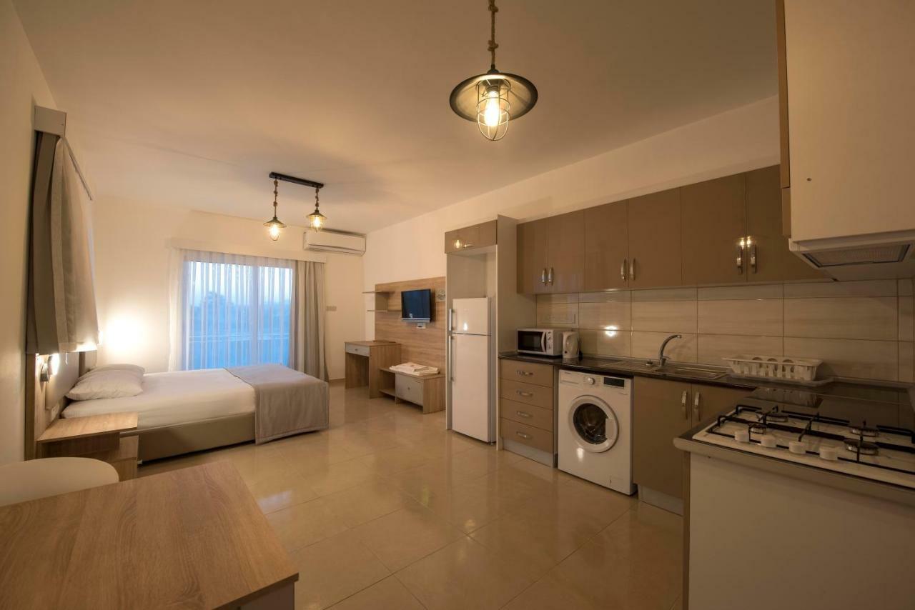 Deniz Airport Suites Nicosia Ngoại thất bức ảnh